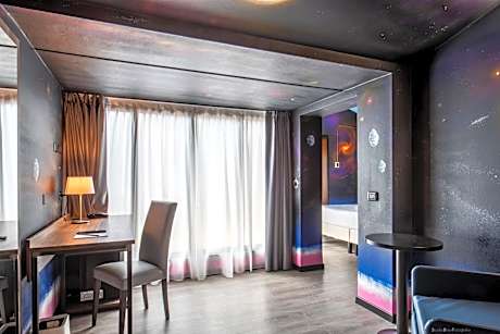 Junior Queen Suite - Non-Smoking