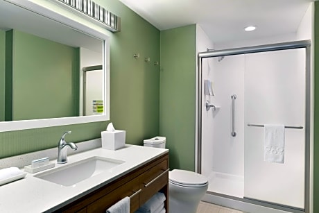 1Kng/1Qn Mobility Access Tub 2Bdrm Suite Nsmk