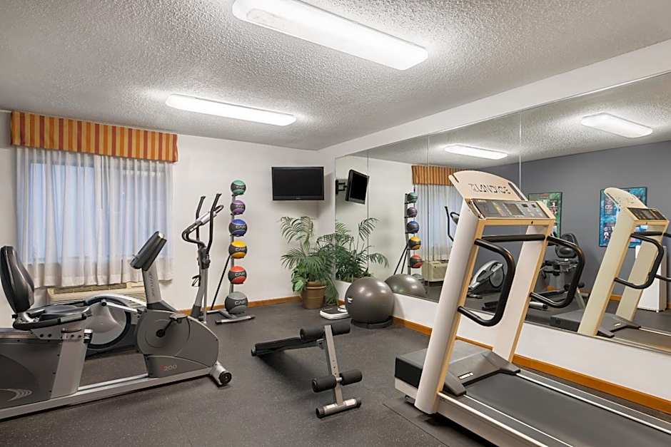 Days Inn and Suites by Wyndham Kansas City South