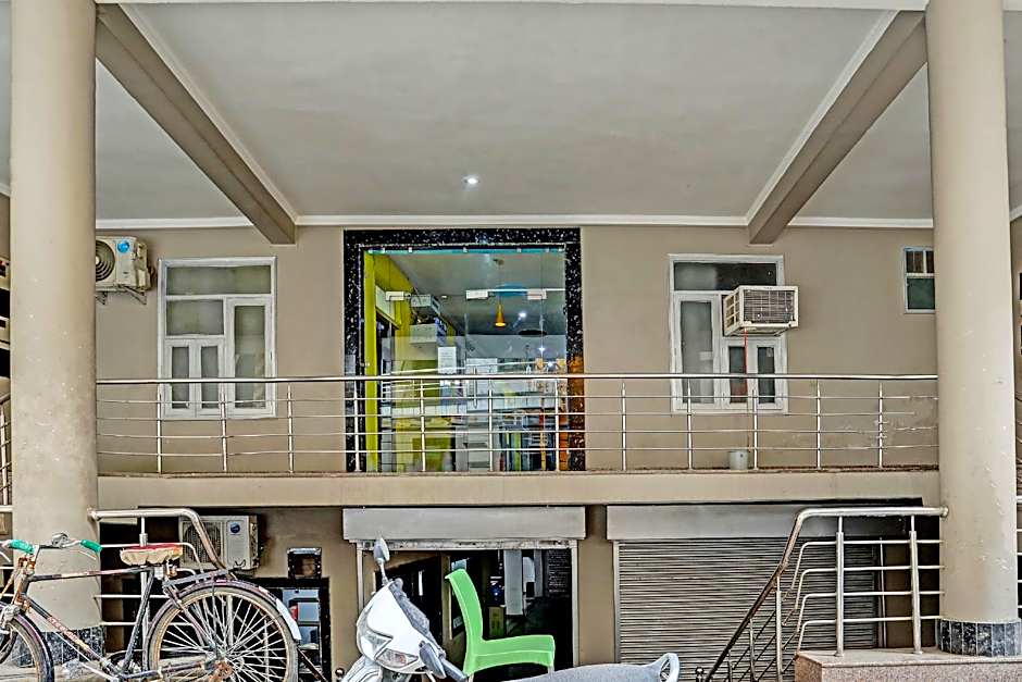 Hotel O Wamson Alpha Co living Stays