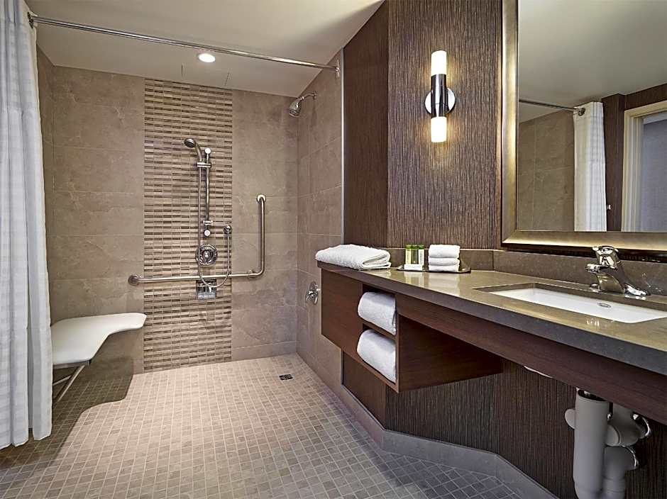 DoubleTree by Hilton West Edmonton