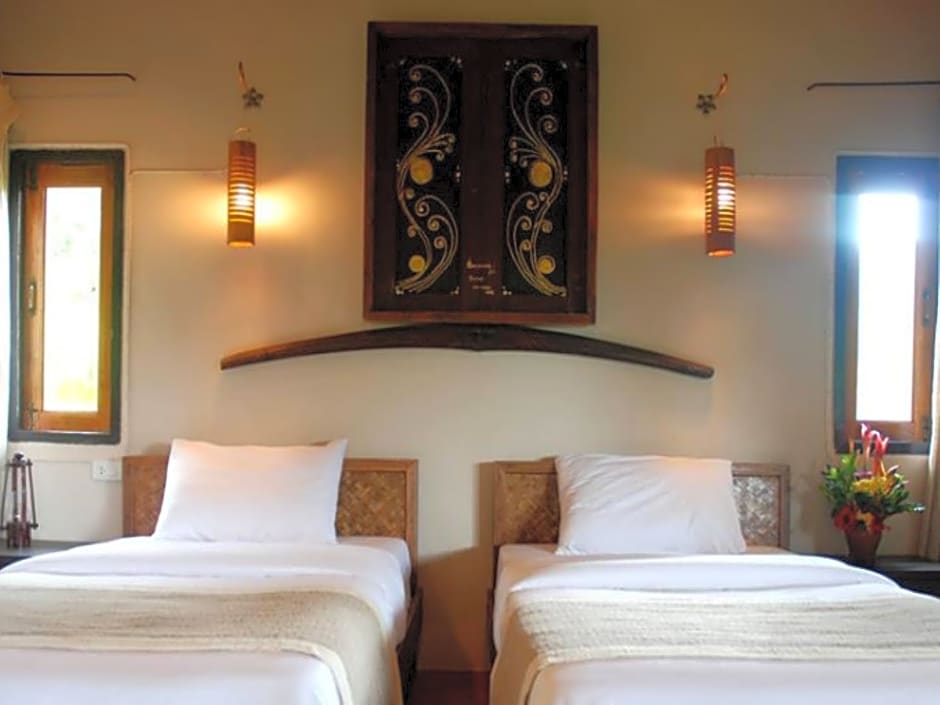Photo 1 of 6 of Deluxe 1 Twin Bed