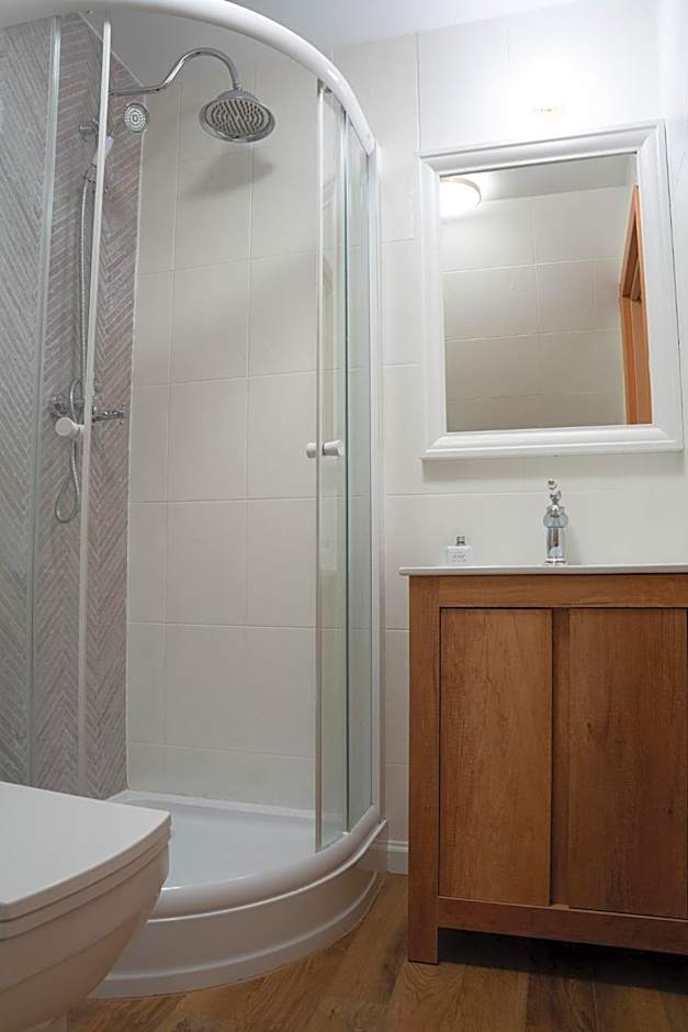 Pałac Ostoja - pokoje gościnne