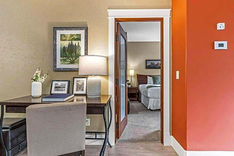 Gorgeous Mountain Condo - Hot Tub & Pool managed by Little Sister Getaways