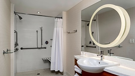 Studio Accessible King Size Bed