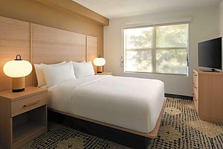 2 Bedroom Suite, Bedroom 1: 1 Queen, Bedroom 2: 1 Queen, Sofa bed