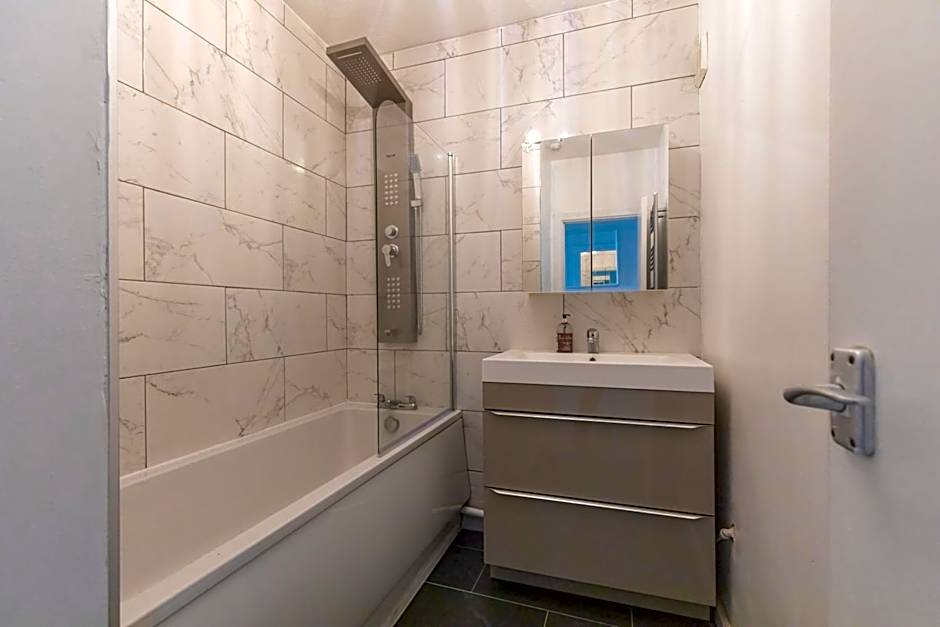 Park View - Modern - Parking