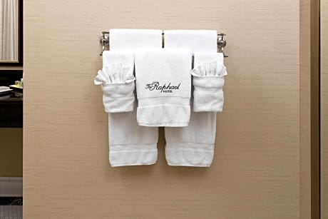 Suite, Multiple Beds (2 Queen Beds and 1 Double Sofa Bed)