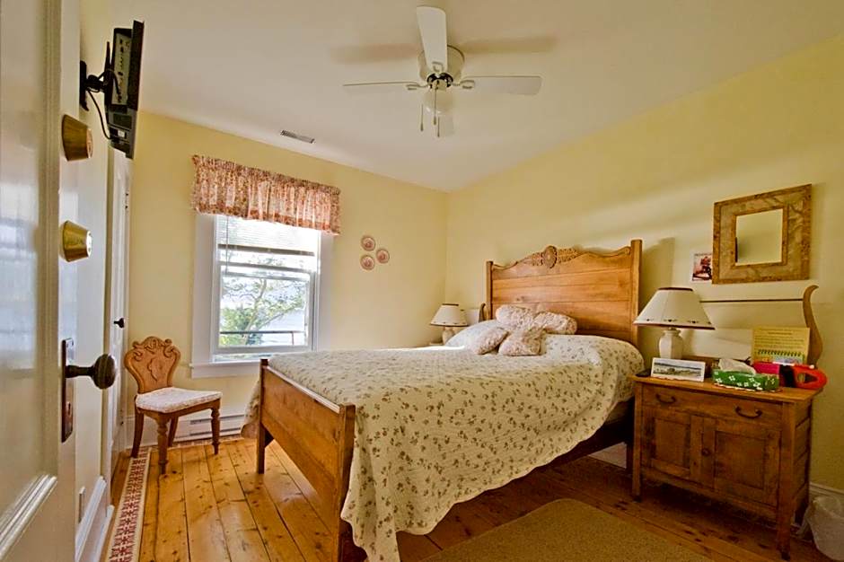 Bayview Pines Country Inn B&B