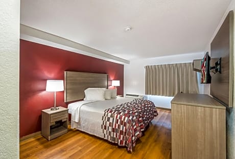 Queen Room with One Bed – Disability Access – Non-Smoking 