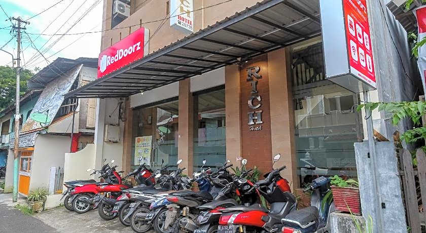 RedDoorz @ Hotel Rich Parepare near Pantai Mattirotasi