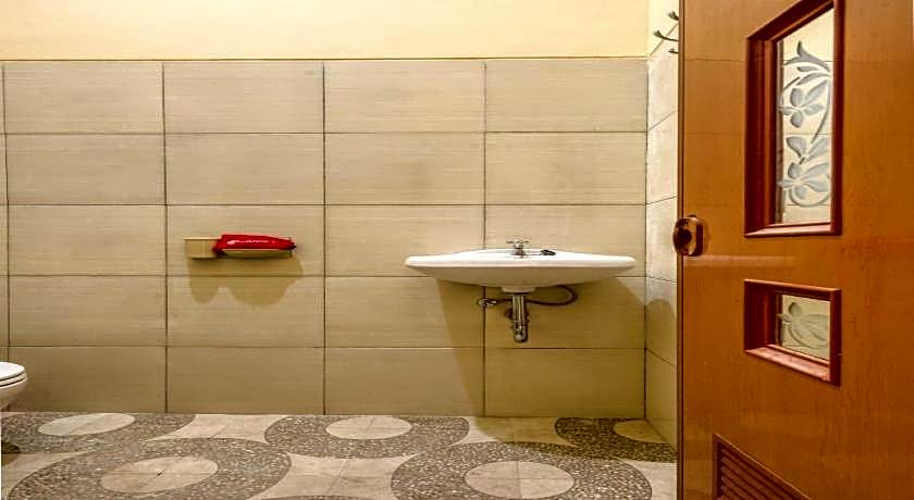 RedDoorz Syariah near Kebon Rojo Park Blitar