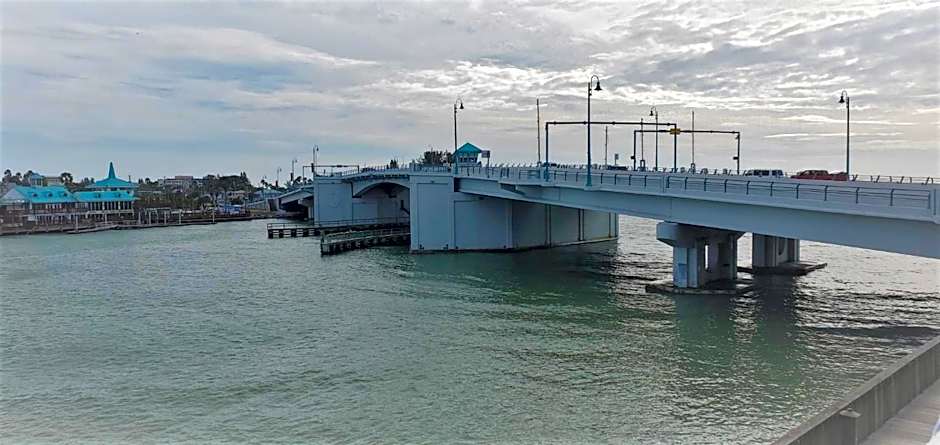 John's Pass Hotel - Fully Remote Check In