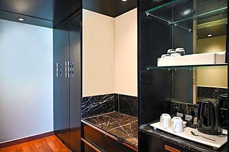 Executive suite-Buy 1 get 1 @ORO, INR 1000 credit with flexible Check-in – Check-out & comp airport drop