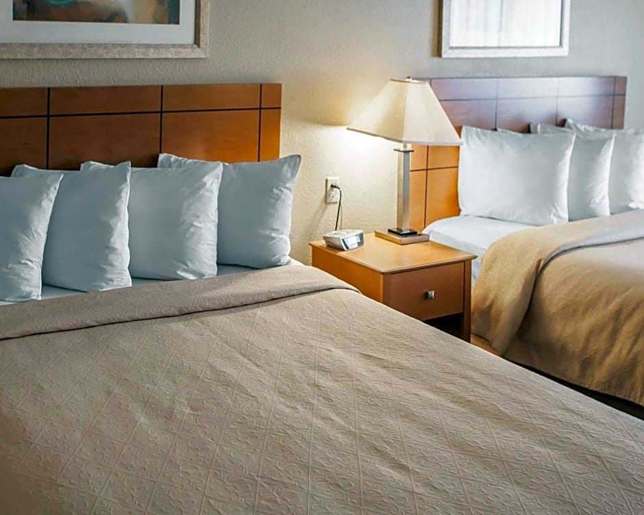 Quality Inn near I-72 and Hwy 51