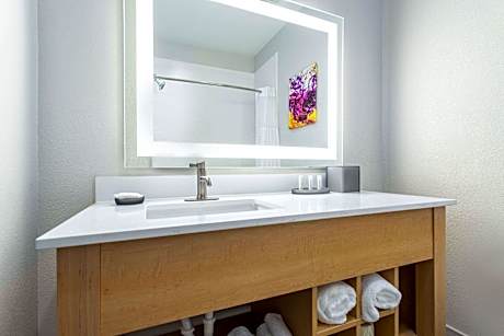 2 Queen Beds and 1 Twin Bed Family Suite Non-Smoking