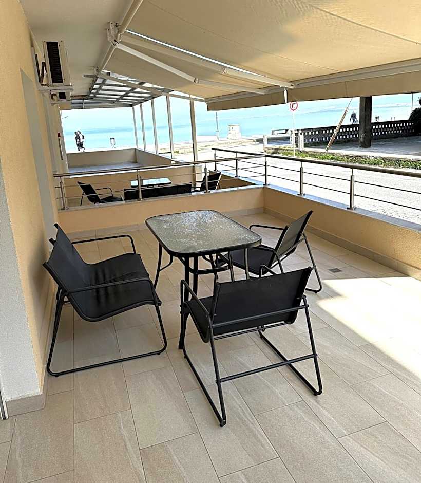 Navarino Luxe Suites