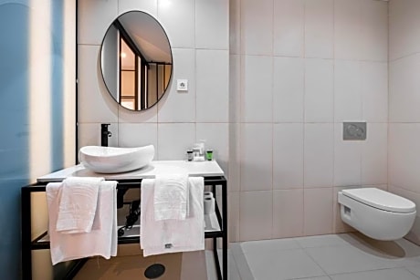 FAMILIAR ROOM 3 ADULTS