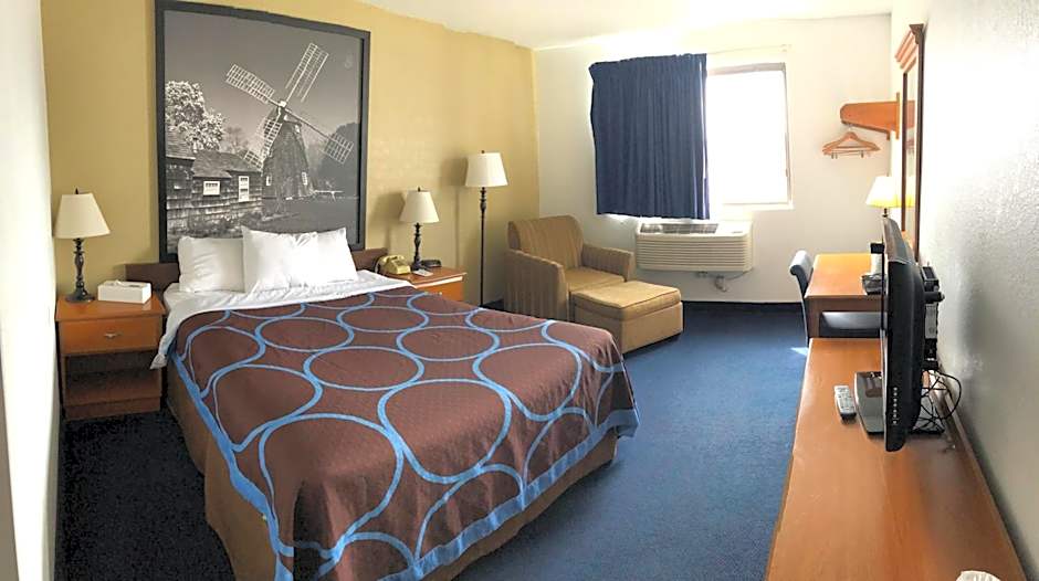 Super 8 by Wyndham Montgomery Maybrook