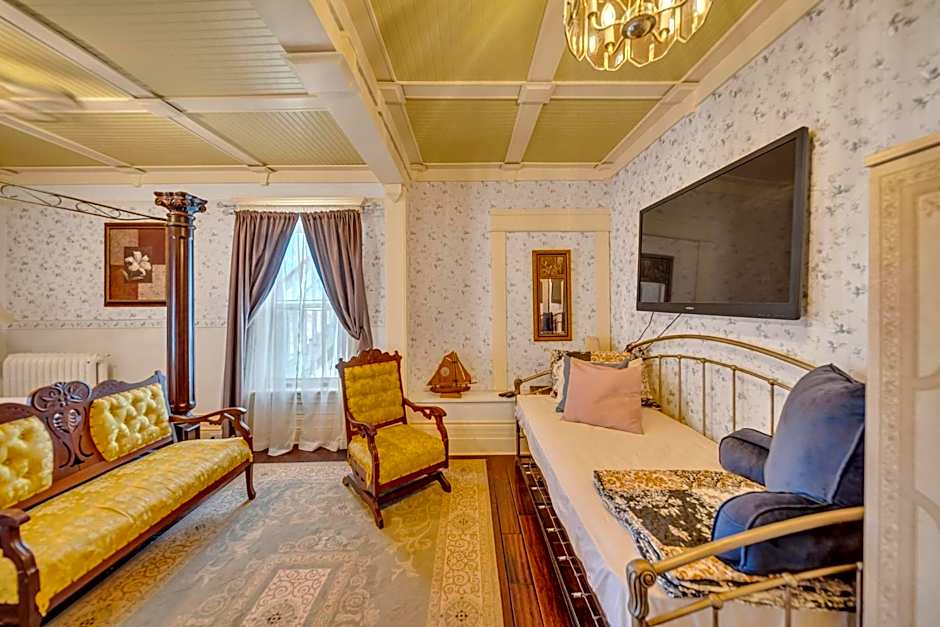 Marmora and Lake Inn and Victorian Diner-2025 Group Reunion Home for up to 32 guests