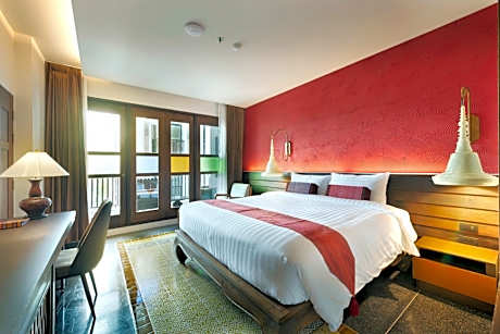 Delux King bed with Pool View