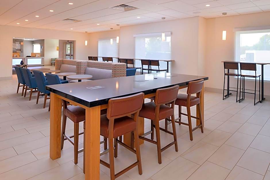 Holiday Inn Express & Suites Omaha - 120th and Maple By IHG