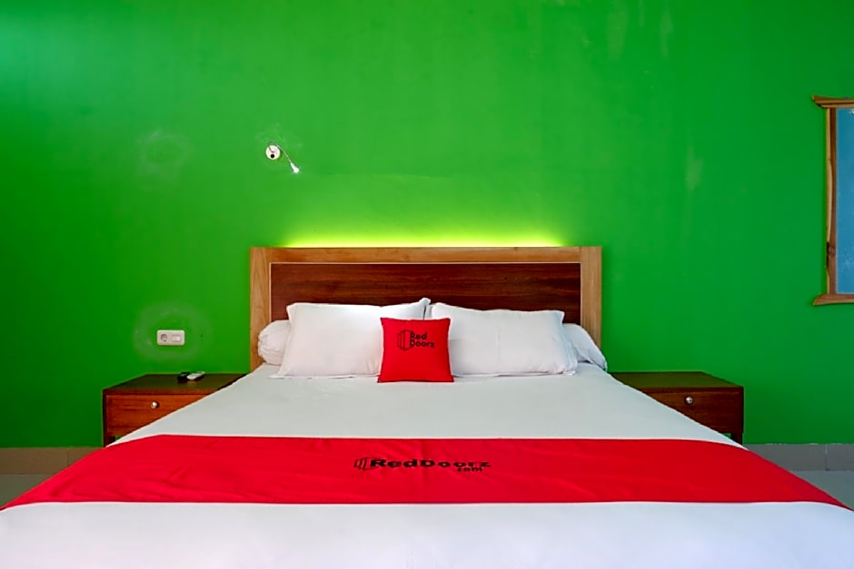 RedDoorz near Taman Makam Pahlawan Tatura