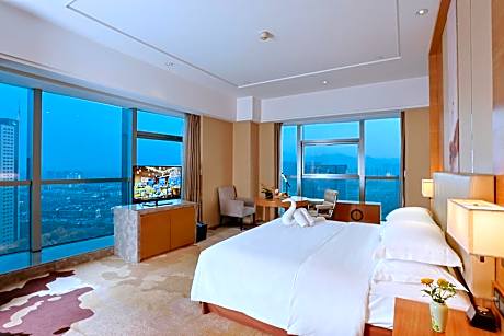 1 King Bed Premium City View