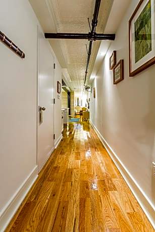 Deluxe Queen Suite with Patio and Kitchenette