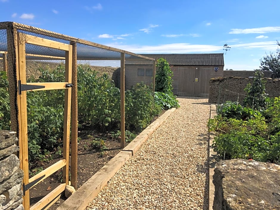 Field End House Strawberry Lane Meysey Hampton