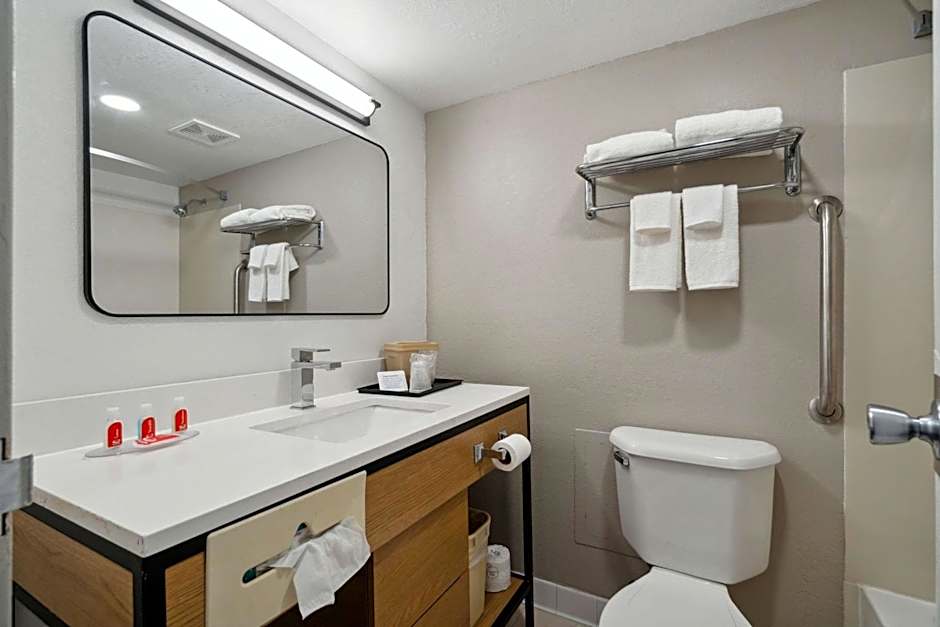 Econo Lodge Inn & Suites Waterloo Downtown