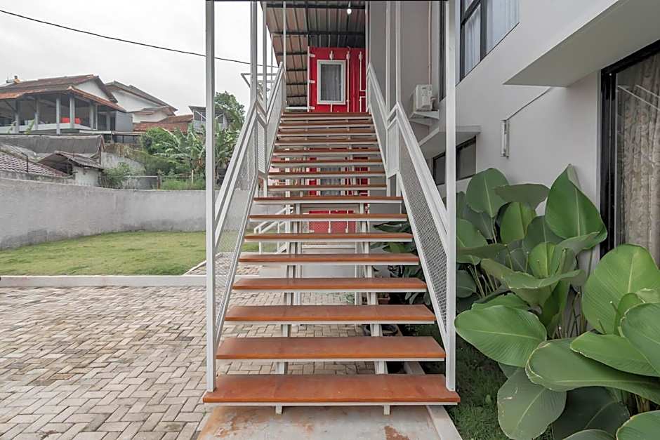 RedDoorz Plus near Lembang Park & Zoo
