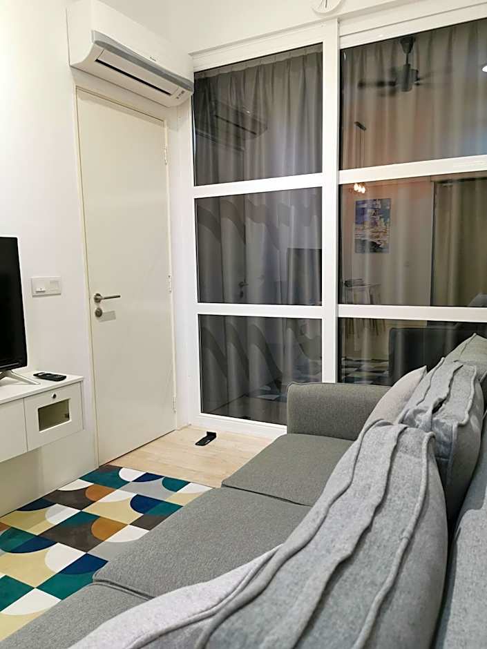 REVO at AURORA PLACE, Pavilion 2, 5 Minutes To AXIATA ARENA BUKIT JALIL FREE WIFI by De Harlequins Guesthouse