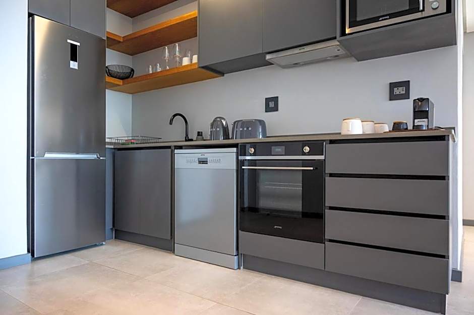 Luxury Bellagio 302 with Sea Views and Inverter