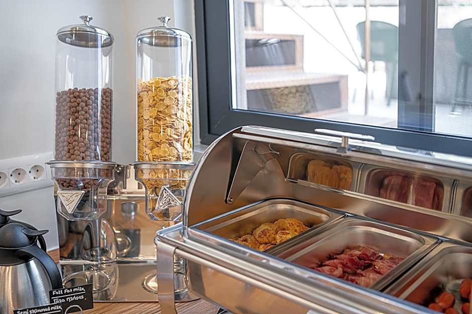 Miss Marrone City Hotel