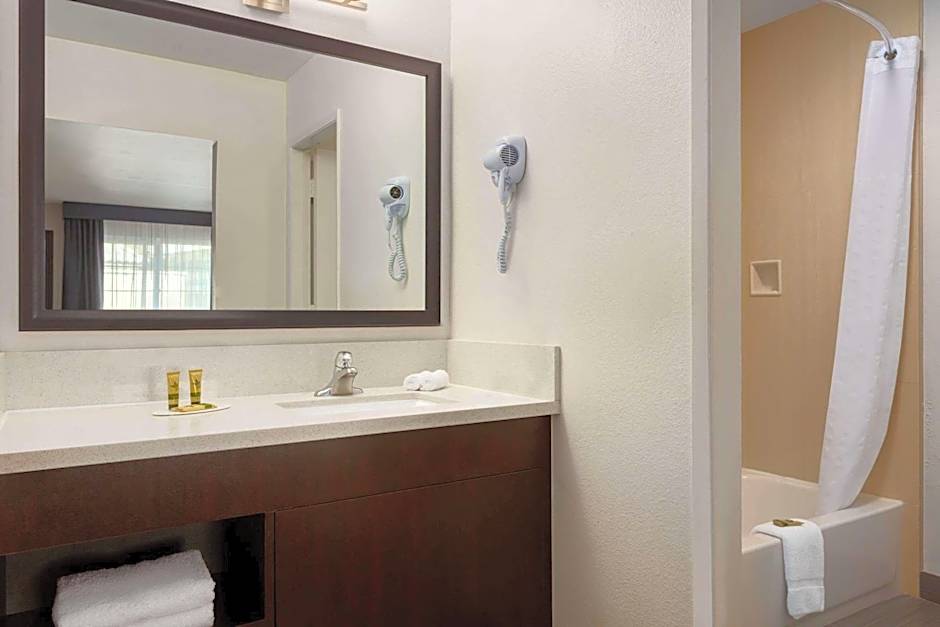 Days Inn & Suites by Wyndham Anaheim At Disneyland Park