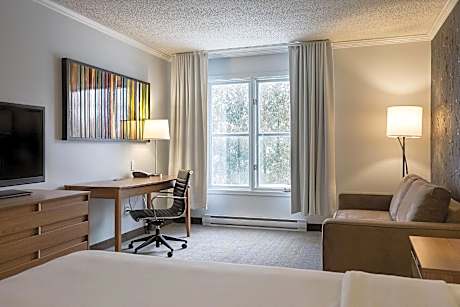 Comfort room with 1 Queen bed and sofa bed mountain view