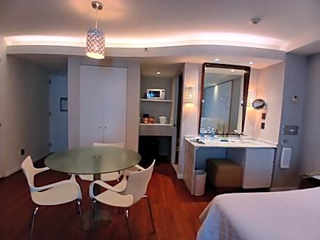 1 King Bed Suite Non-Smoking