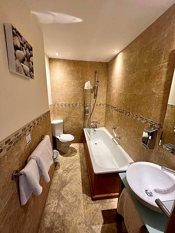 Inn On The Prom At The Fernlea Hotel