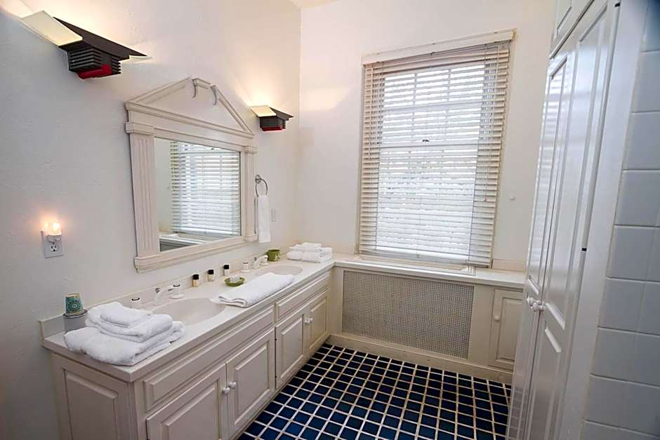 The Inn at Lincoln Square