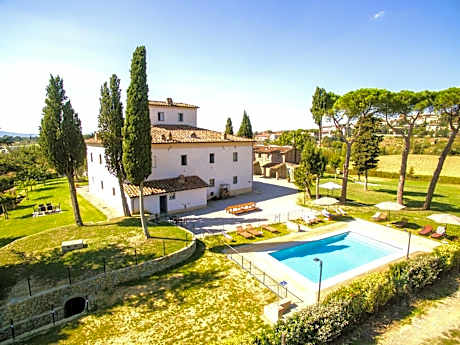 Farmhouse with swimming pool surrounded by greenery just 20 minutes from Arezzo