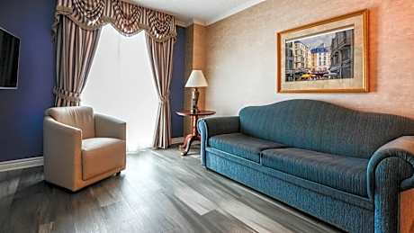 Exterior View Family Suite, 2 Queen and 1 Sofa-Bed
