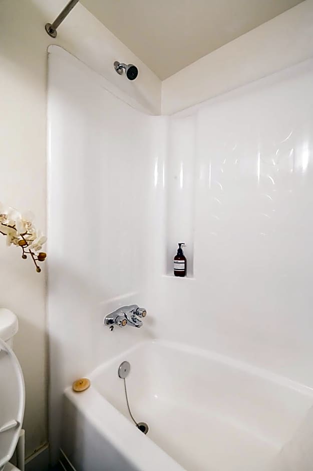 Group Stays - Large Renovated Apartment with Pool and Hot Tub