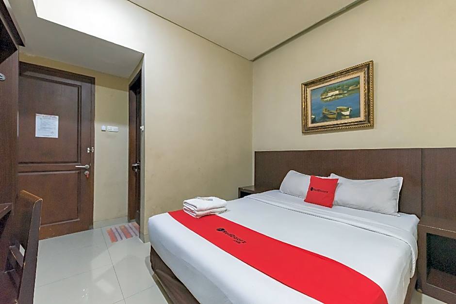 RedDoorz @ La Mega near Pasar Pagi Cirebon