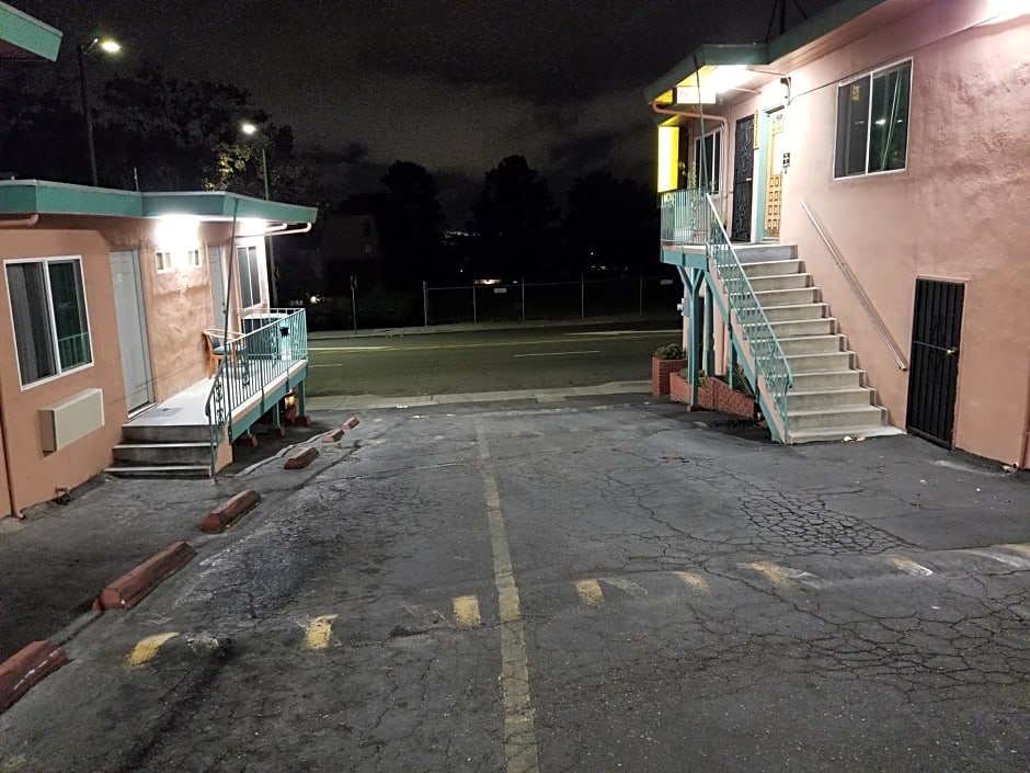 TRAVIS LODGE MOTEL 16