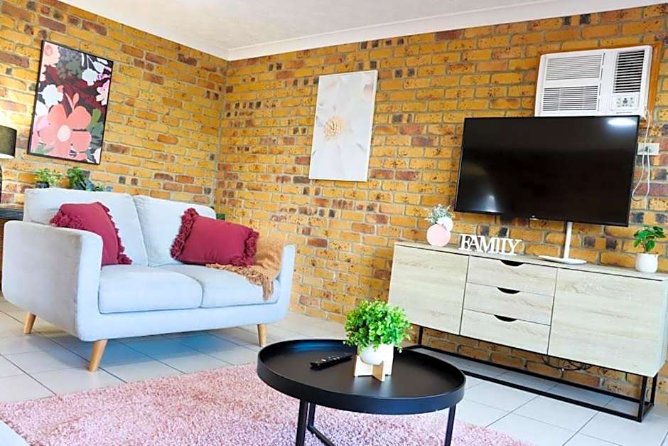 Kennedy Drive Boutique Motel & Nursery- Close To City Centre & Airport