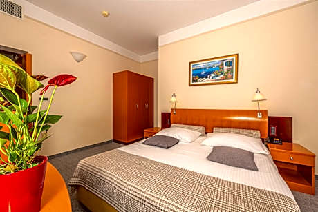 Double or Twin Room with Side Sea View