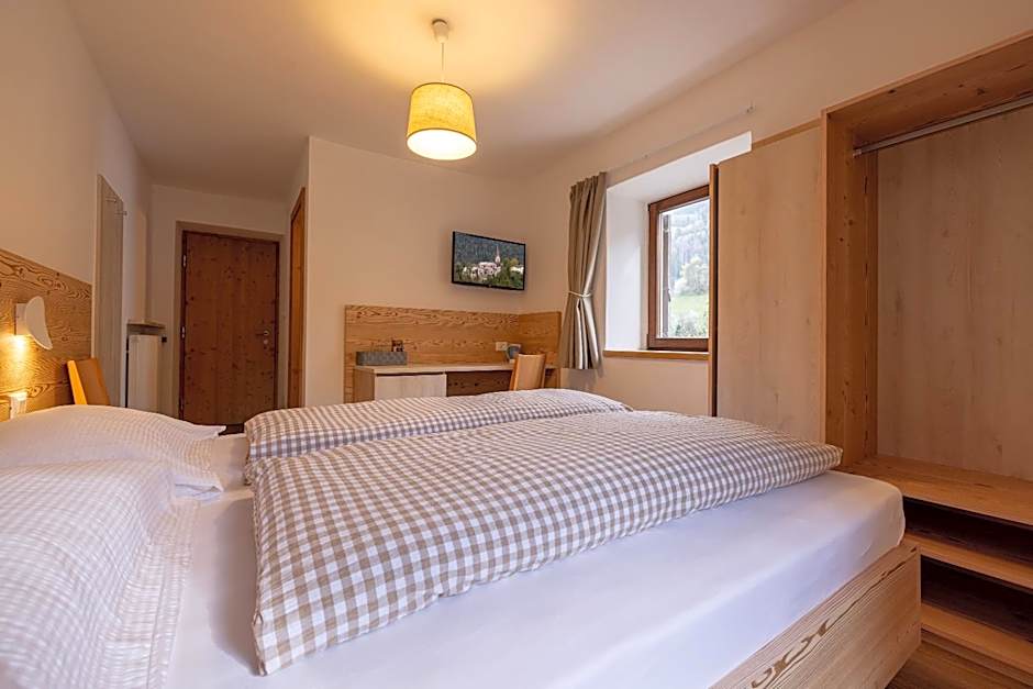 SAN PIETRO DOLOMITI Small Budget Hotel