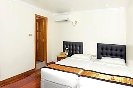 Superior Twin Room with Private Bathroom & Common Kitchen