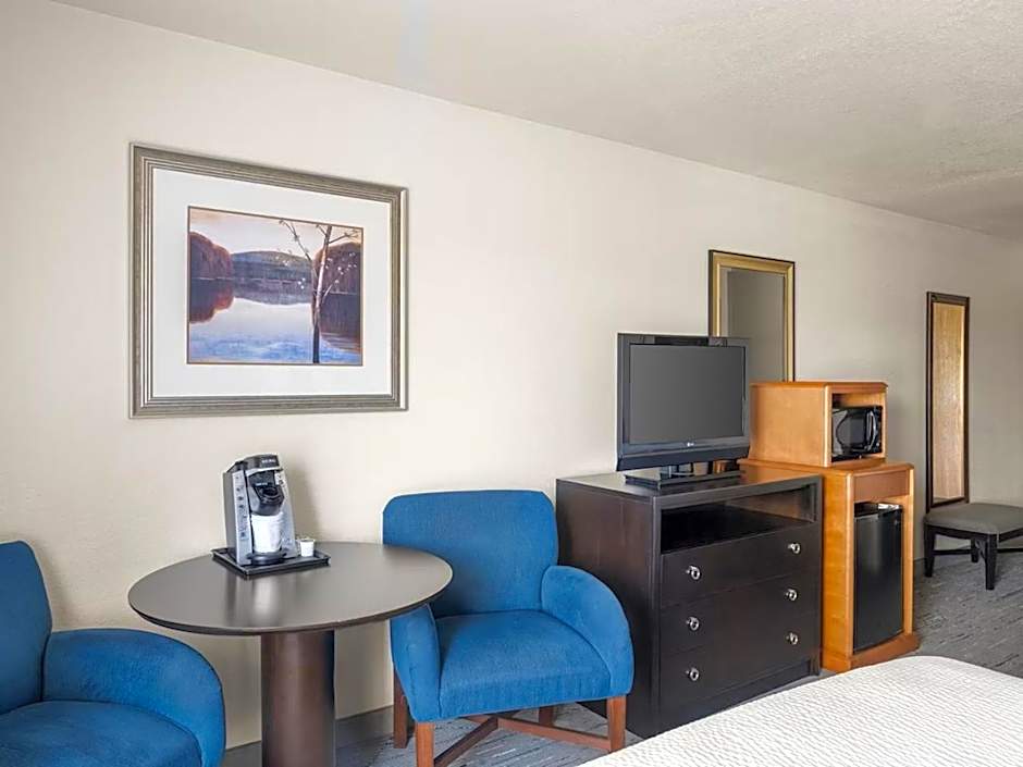 Holiday Inn Express & Suites New Buffalo, MI By IHG